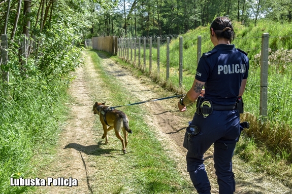 Policjantka wraz z psem służbowym