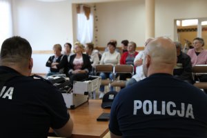 policjanci i mieszkańcy na debacie