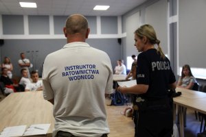 policjantka i ratownik medyczny
