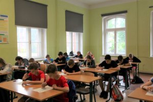 uczestnicy BRD piszą test