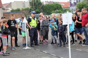 policjant i uczestnicy BRD