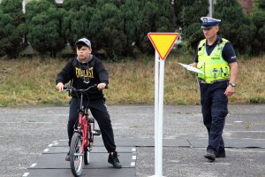 policjant i uczestnik na placu