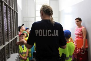 policjantka z dziećmi