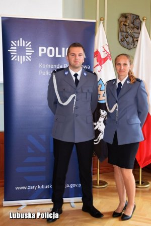 policjant i policjantka w mundurze