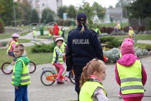 policjanci o bezpieczeństwie z przedszkolakami