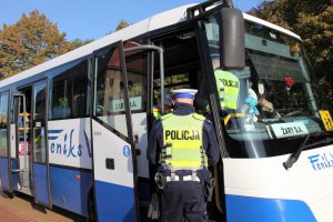 policjanci kontrolują autokar