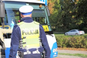 policjant kontroluje autokar