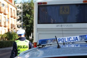 policjant kontroluje autobus