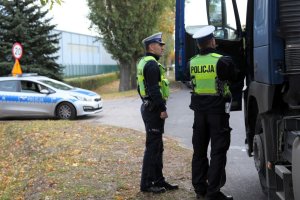 policjanci kontrolują ciężarówki