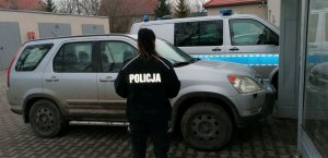 policjantka stoi przed pojazdem