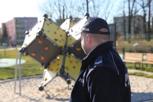 policjant podczas kontroli