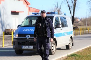 policjant przed radiowozem