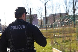 policjant sprawdza miejsca publiczne