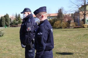 policjanci sprawdzają miejsca gromadzenia się młodzieży