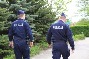 policjanci patrolują ulice