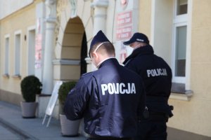 policjanci przed urzędem miasta