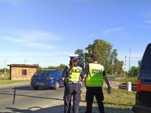 policjanci w rejonie przejazdu kolejowego