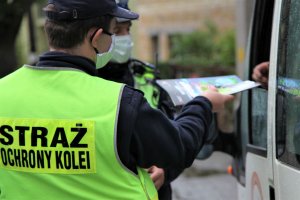 przekazanie ulotek przez f-sza SOK i policjanta