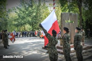 Żołnierze wciągają flagę na maszt