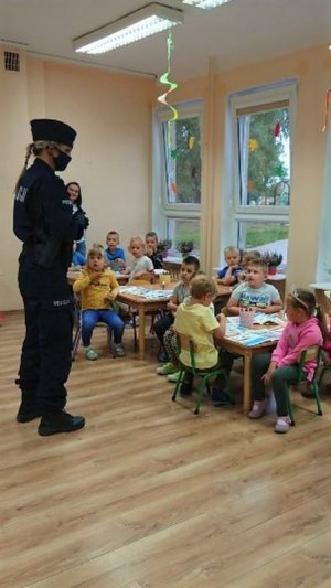 policjantka podczas spotkania w przedszkolu