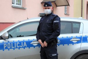 policjant przy radiowozie