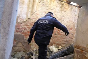 policjant sprawdza pustostan