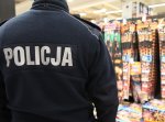 policjant na tle fajerwerków