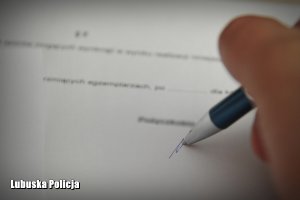 długopis i dokumenty