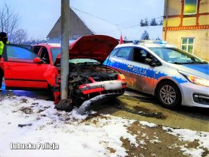 radiowóz i pojazd, który uderzył w latarnię