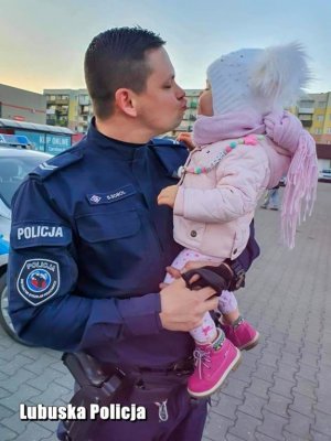 policjant trzyma dziecko na rękach