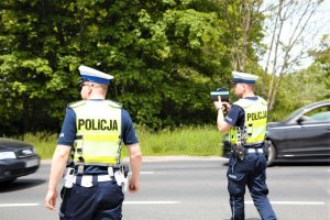 policjanci w umundurowaniu zatrzymują pojazdy do kontroli