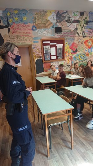 policjantka stoi w klasie podczas spotkań z dziećmi