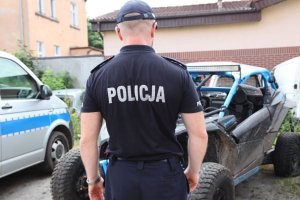 policjant przed pojazdem