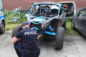 policjant przed pojazdem