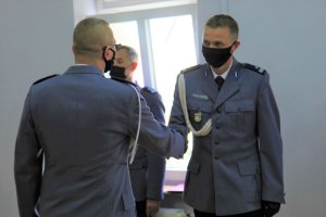 Komendanta Powiatowy Policji w Żarach przyjmuje meldunek