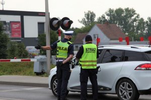 policjant o funkcjonariusz SOK przed pojazdem