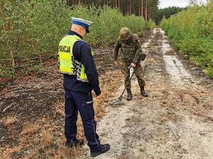 policjant i saper przy bombie