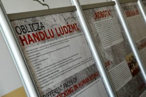 plakat z napisami o handlu ludźmi