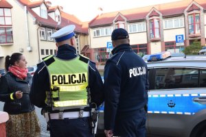 policjanci przekazują odblaski