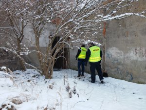 policjanci sprawdzają pustostany