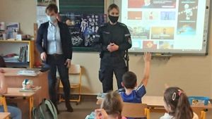 policjantka i dzieci w szkole