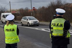 policjantka i policjant ruchu drogowego