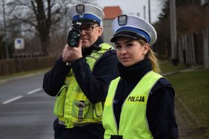 policjanci ruchu drogowego mierzą prędkość