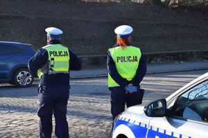 policjanci ruchu drogowego na drodze