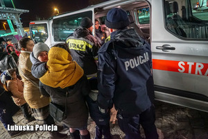 policjanci pomagają uchodźcom z Ukrainy