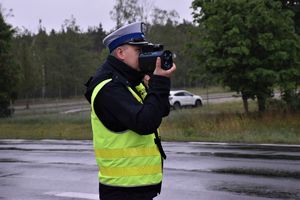 policjant z miernikiem predkości