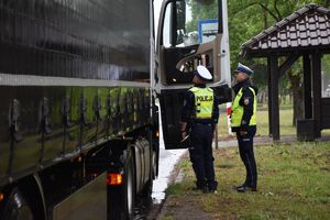 policjanci kontrolują samochód ciężarowy