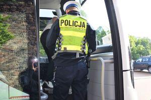 policjant ruchu drogowego w autobusie