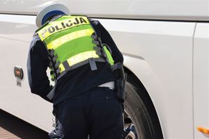 policjant sprawdza opony