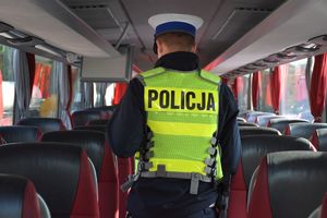 policjant w autobusie